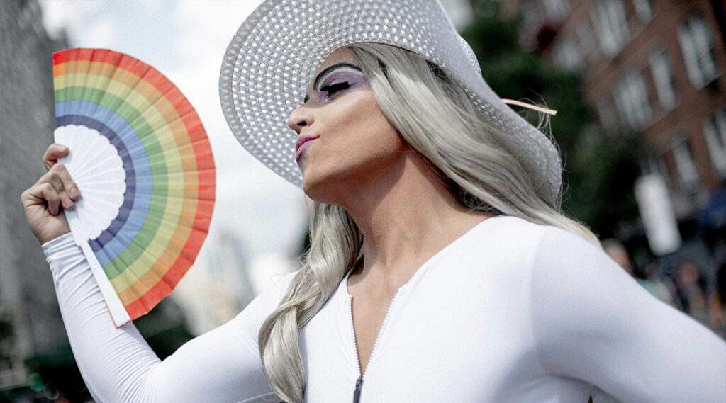 Persona con un abanico de arco iris