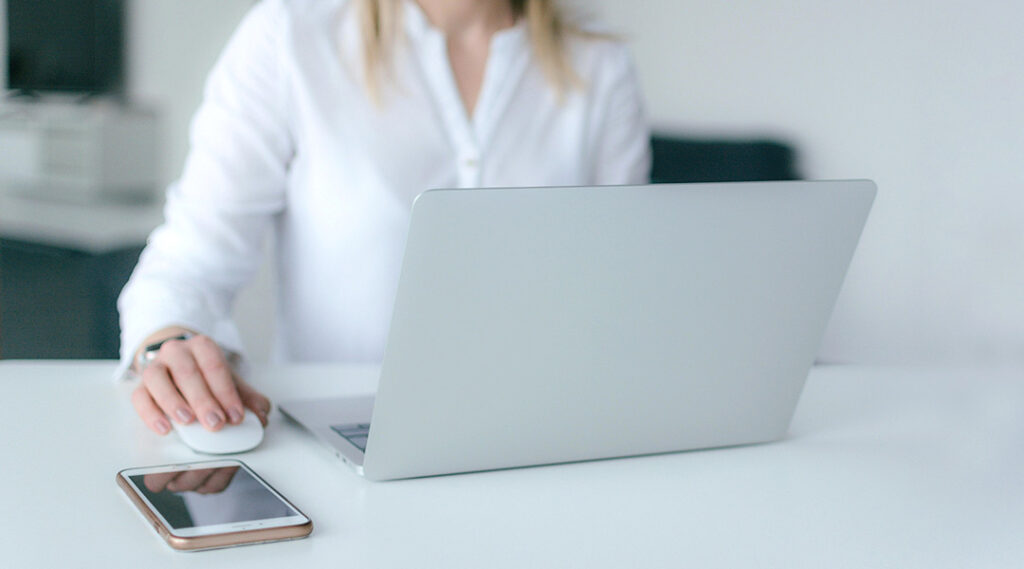 Una chica trabajando con un ordenador