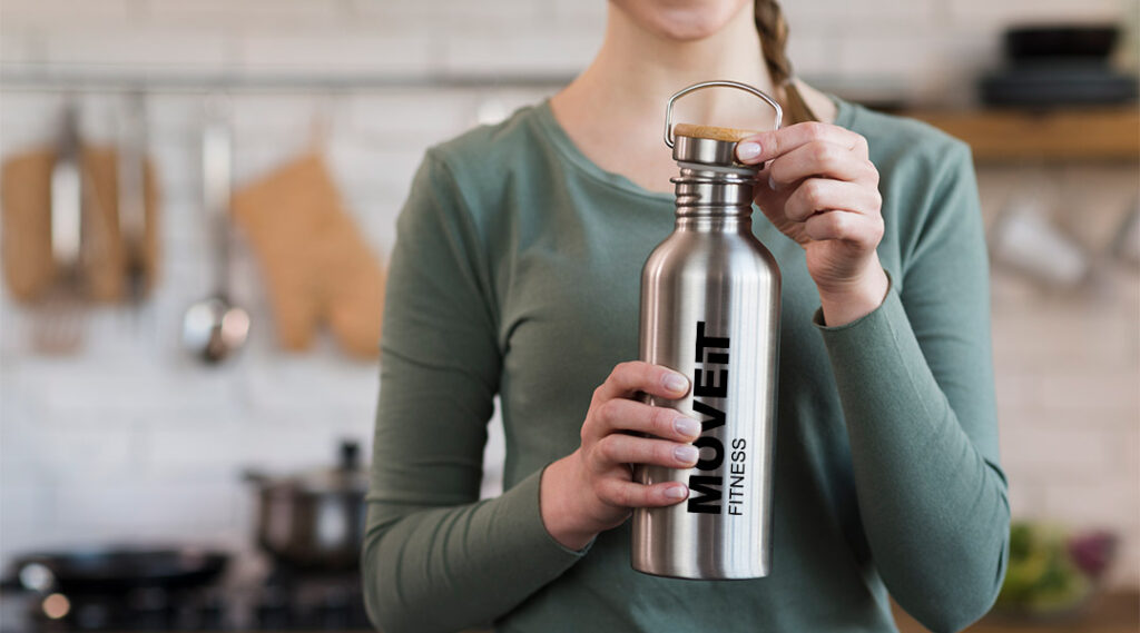 Botella de aluminio de color gris
