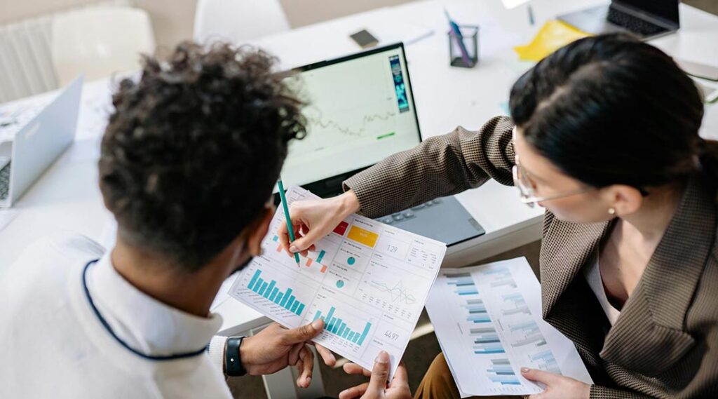 Dos personas creando un presupuesto de marketing