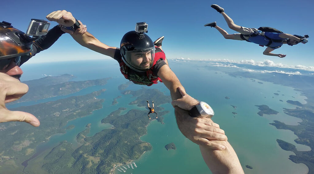 Persona con una go pro mientras realiza salto en paracaidas