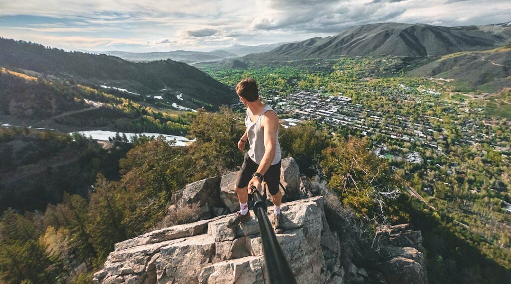 Chico creando videomarketing con una Go Pro